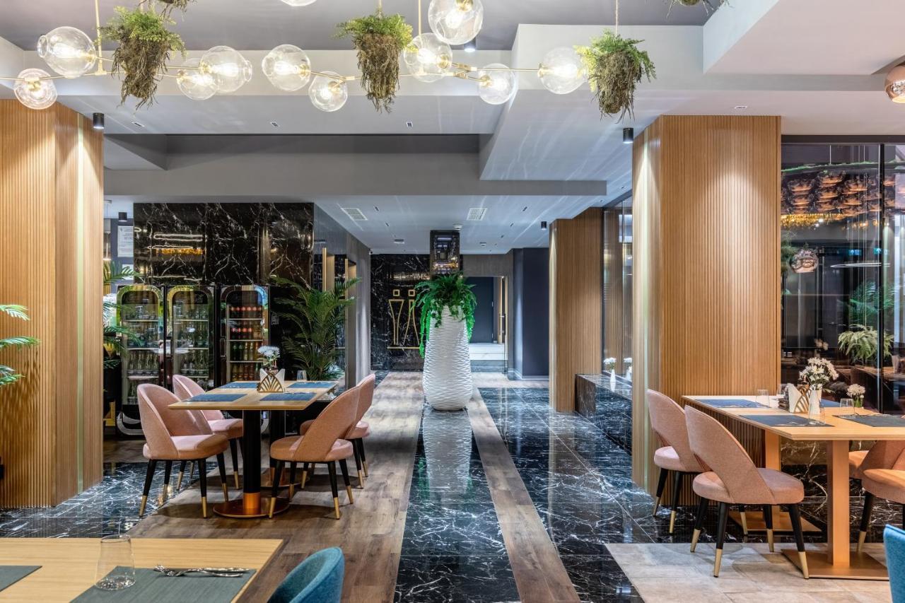 Hotel Kristal Focsani Ngoại thất bức ảnh