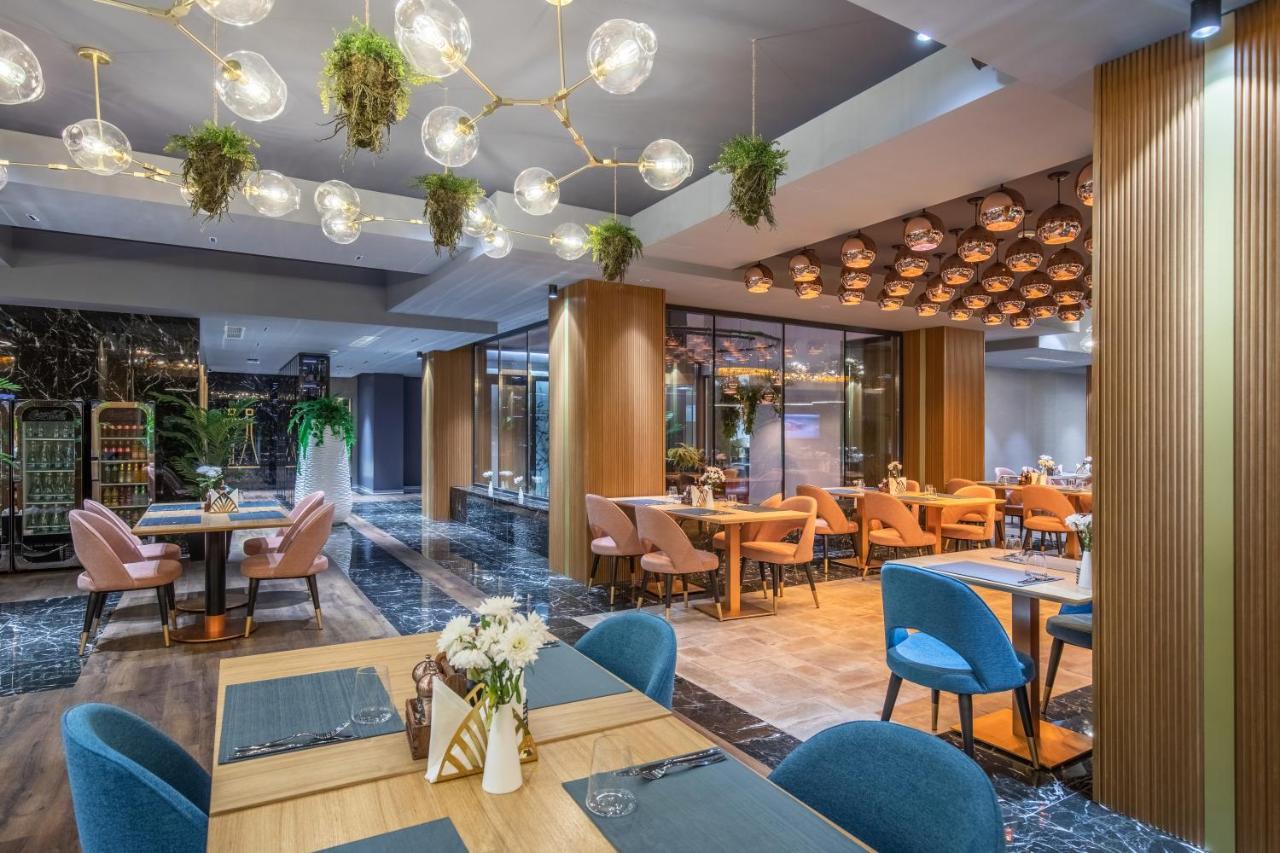 Hotel Kristal Focsani Ngoại thất bức ảnh